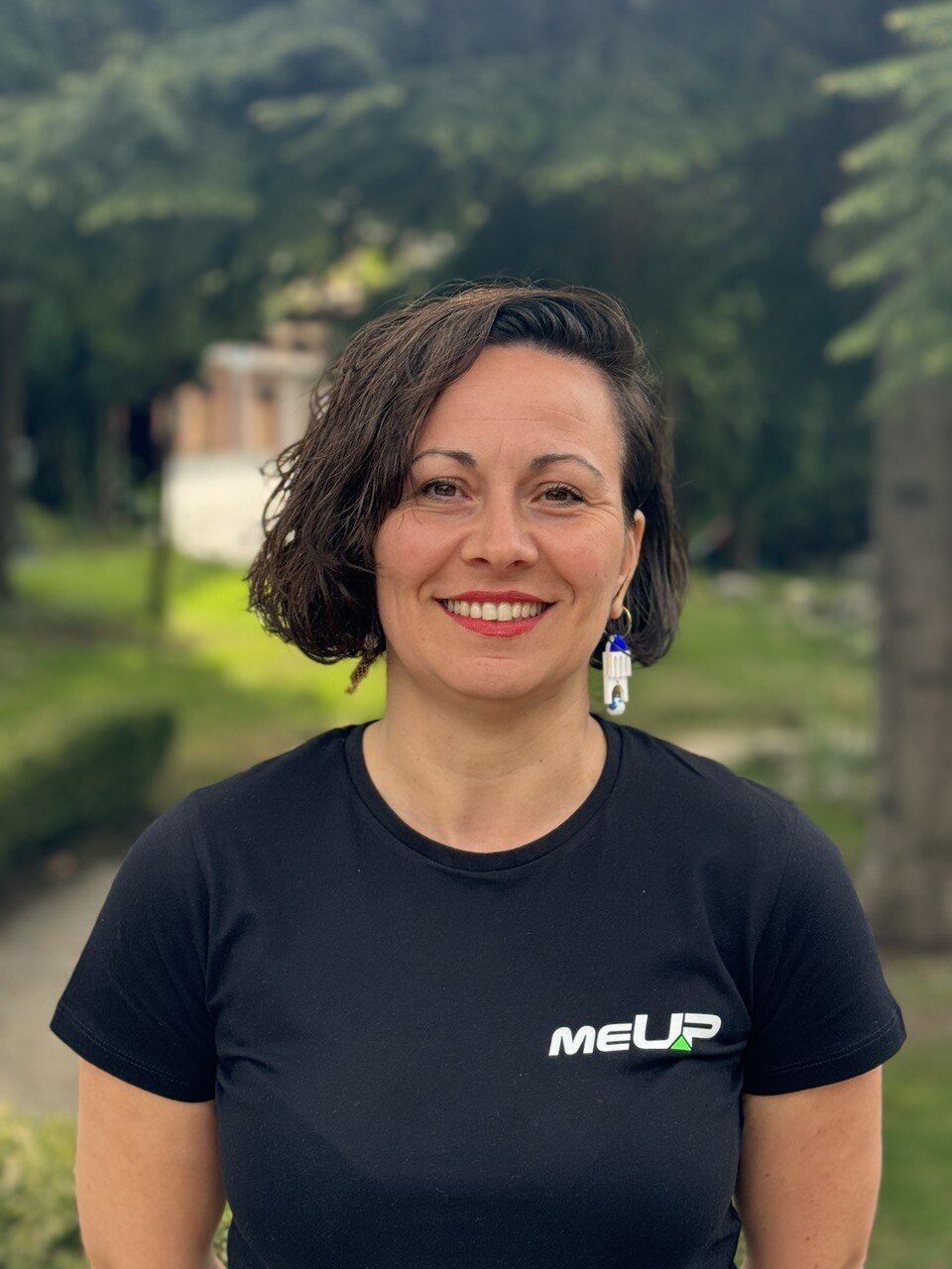 MeUp team member with domain authority and rating charts showing the success of managed link-building solutions.